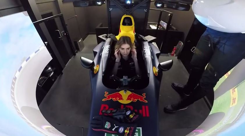 More information about "SimRacingGirl ha provato il simulatore F1 Red Bull: la sua esperienza in video"