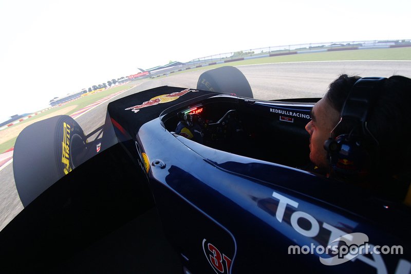 More information about "La Formula 1 2019 riparte... dai simulatori di guida Ferrari e Red Bull!"