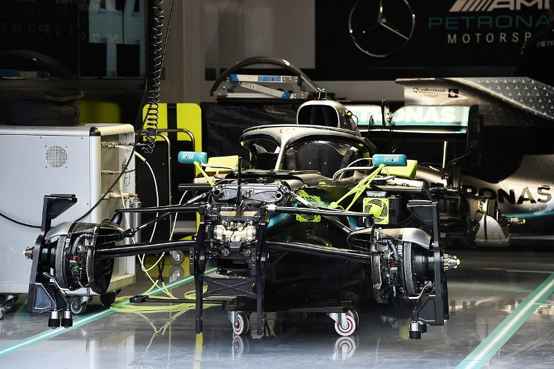 mercedes-f1.jpg.1386b0ea0a920322d8d2543e98e0cc3f.jpg