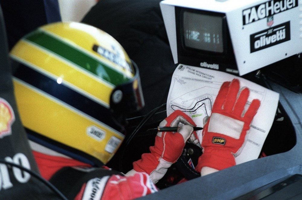 senna.thumb.jpg.0515db5eb213a556db6843b799b618f9.jpg