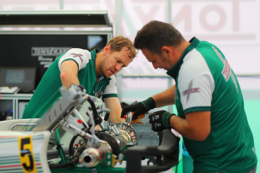 vettel.thumb.jpg.5f3bfa9ae9720f126957d52e69ca9e5a.jpg