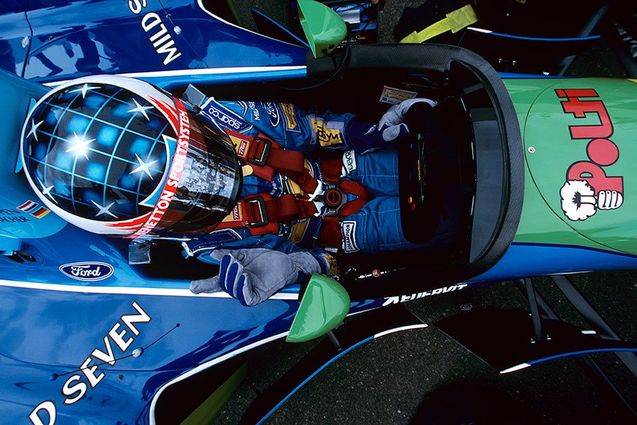 schumi.jpg.da82127ef46c2df39557e42db44c1656.jpg
