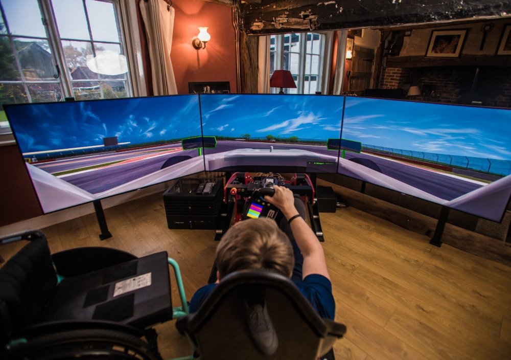 Billy-Monger-Sim-Rig-PIC.thumb.jpg.2fd4f1b6607c67bc7d7f322e8781af95.jpg
