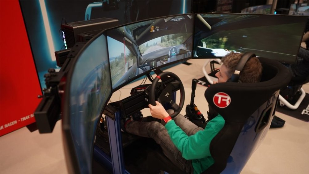Trak-Racer-monitors-and-wheel-base-in-action-Sim-Formula-Europe-2024-1024x576.jpg